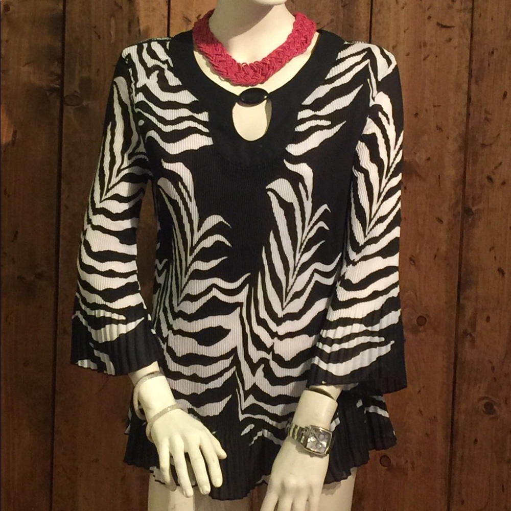 Like New B&W Lightweight Blouse